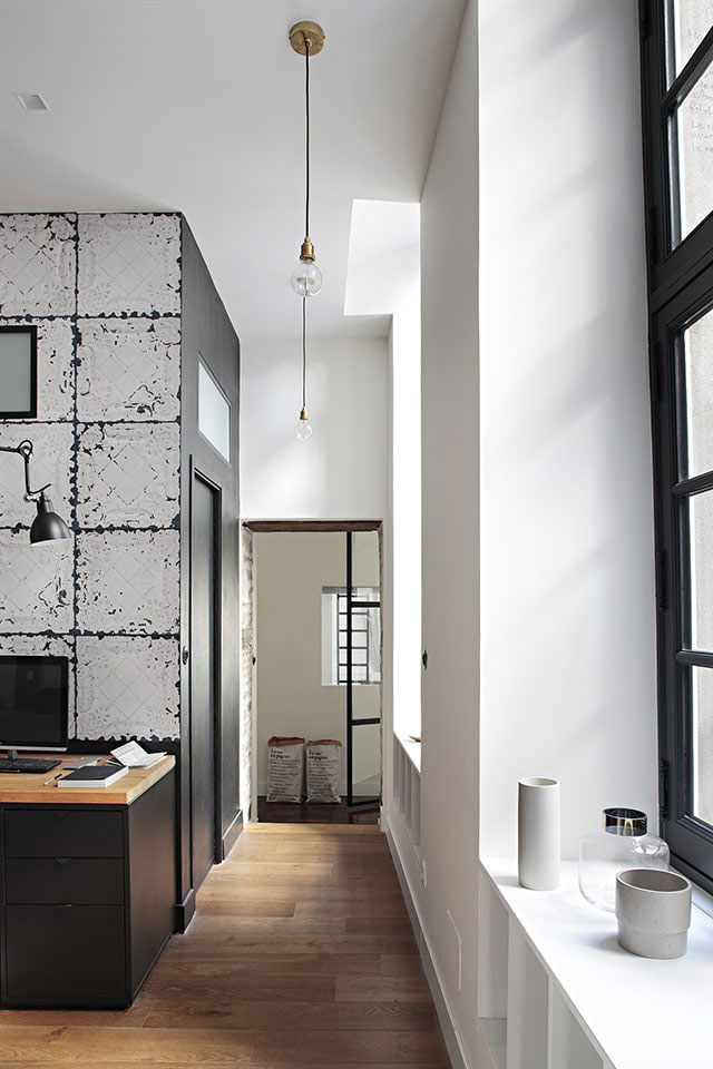 Black & white apartment in an 18th-century house in Rennes, France