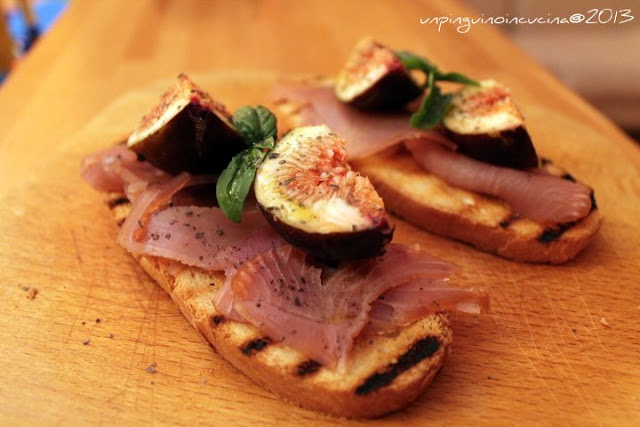 bruschette con tonno affumicato, fichi e basilico