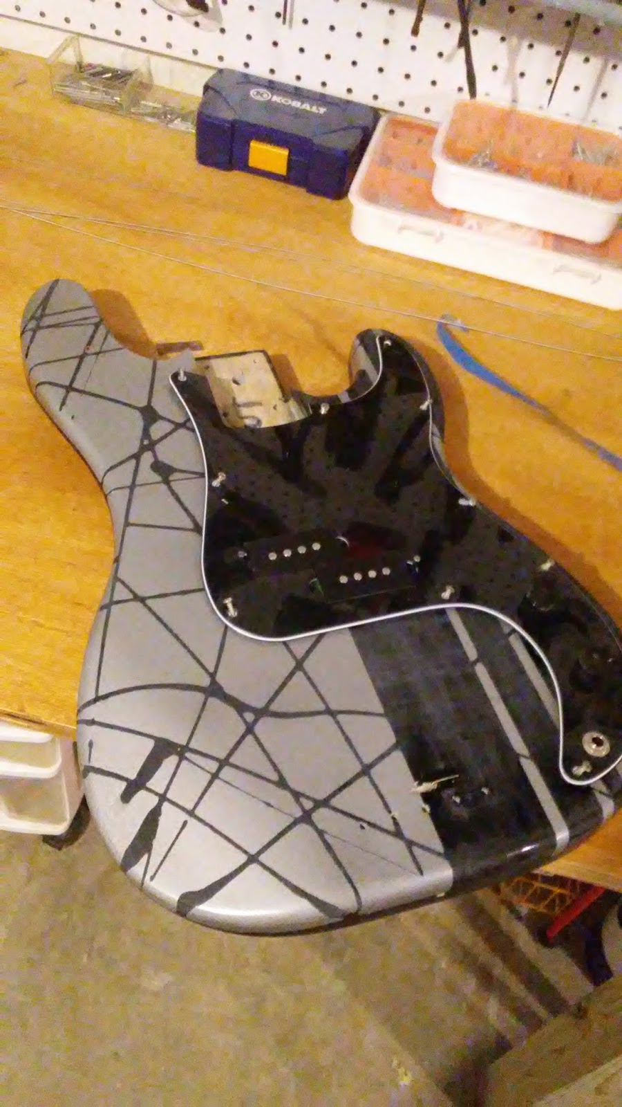 [Mattwins] Spray Painting a Guitar With the "Dish Soap" Trick