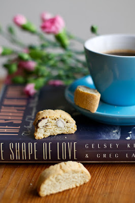 My Sunday moment: coffee & books · Lisa Stefan