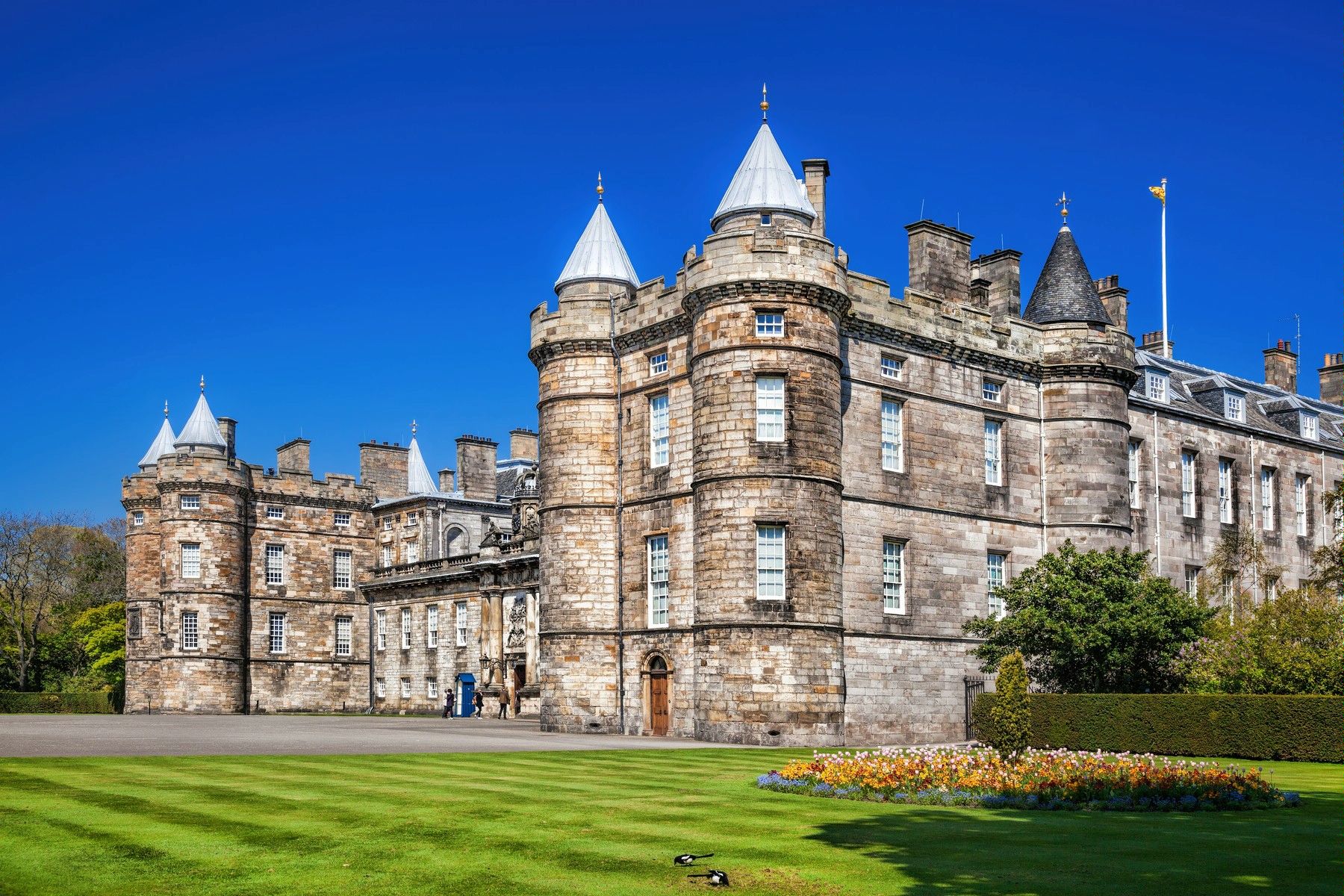 Holyrood Palace, United Kingdom (with Map & Photos)
