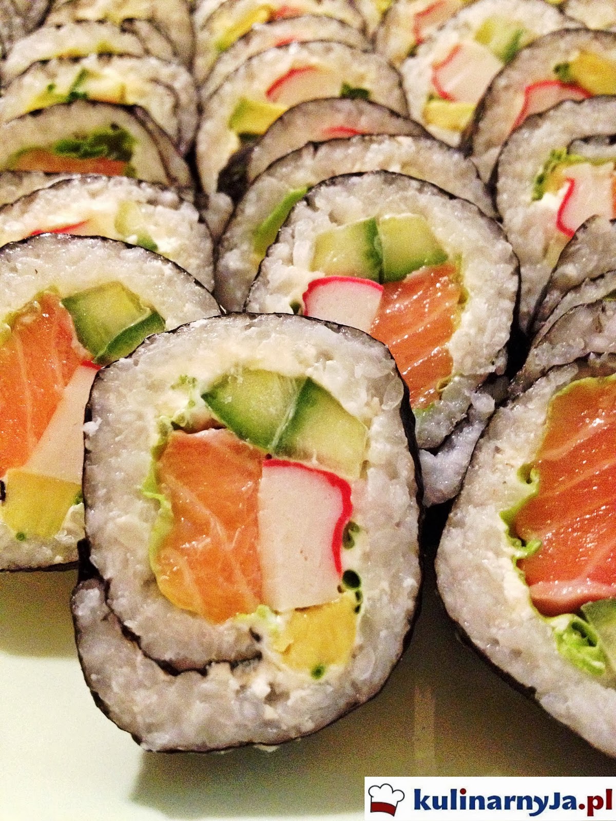 Sushi z łososiem, avocado, paluszkami krabowymi