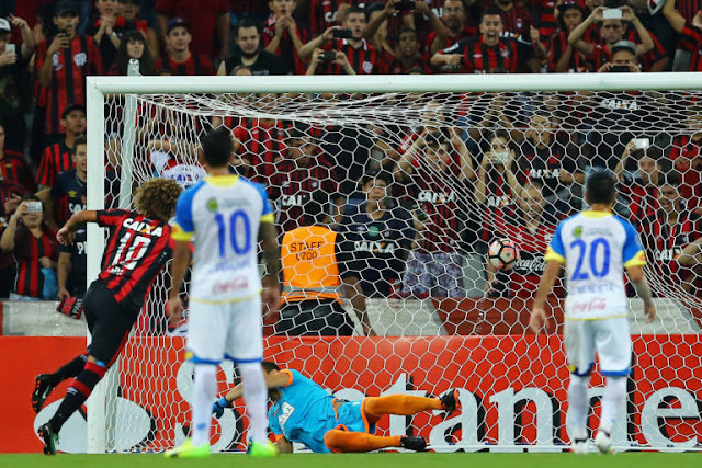 Gedoz marcou duas vezes, mas não evitou o empate na Arena (Foto:Heuler Andrey/AFP) Gedoz marcou duas vezes, mas não evitou o empate na Arena (Foto:Heuler Andrey/AFP)