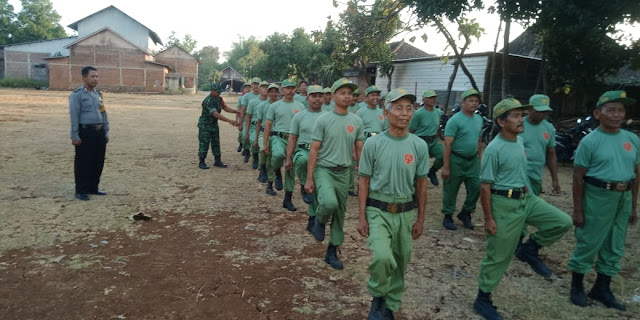 Tingkatkan Disiplin Linmas, Babinsa Sambirembe Beri Palatihan PBB