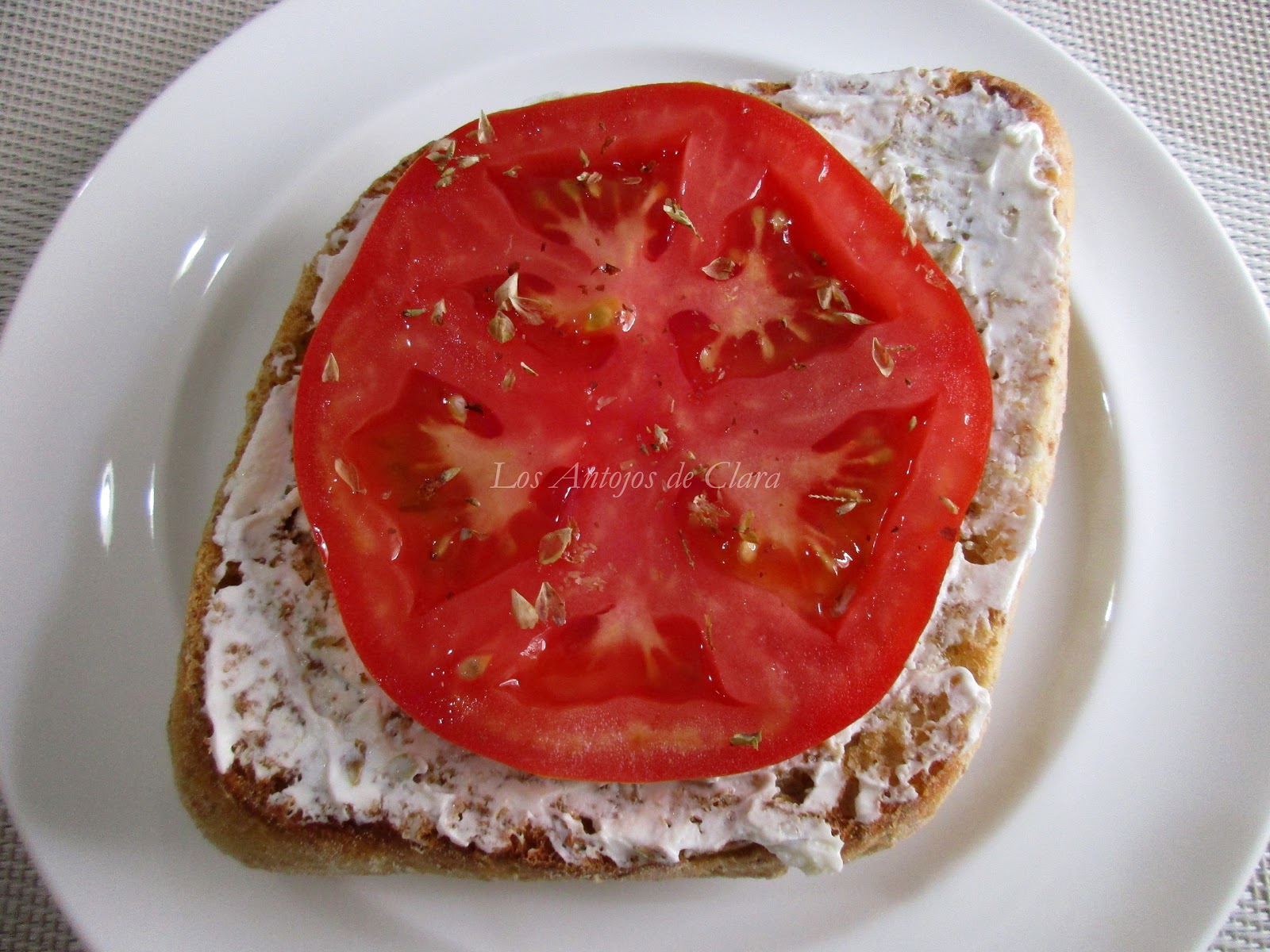 Los Antojos de Clara Tostada con aceite de oliva, queso crema, tomate