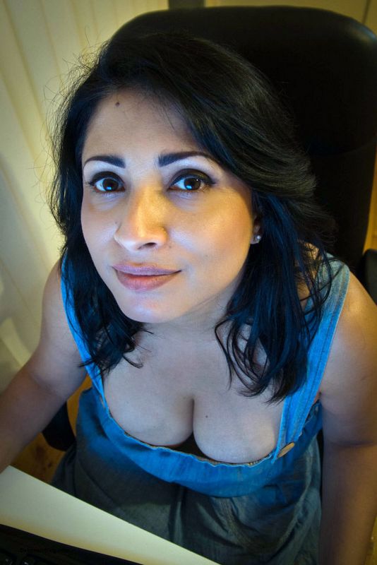 Indian Campuss Busty Nri Milf Aunty Showing Awesome Cleavage And Big Boobs Pics
