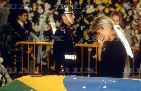 Ayrton Senna: Fotos de Adriane Galisteu no Enterro de Ayrton Senna