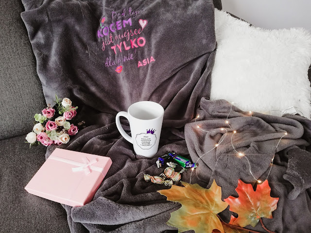 Najlepsze pomysły na prezent z okazji 30 urodzin dla kobiety. | Personalizowany koc z haftem | Personalizowany kubek dla królowej | MyGiftDna
