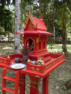 Animizm inancının yaygın olduğu Tayland'da bulunan Ruh Evleri