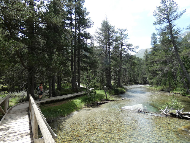 Au bout du périple de cette journée, un pont en bois nous invite à passer sur l'autre rive afin d'aller au cœur de cet ensemble enchanteur accessible aux « personnes à mobilité réduite » !