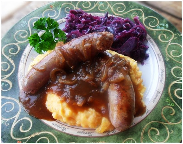 Irish Bangers and Mash with Onion Gravy (Bratwurst und Püree mit