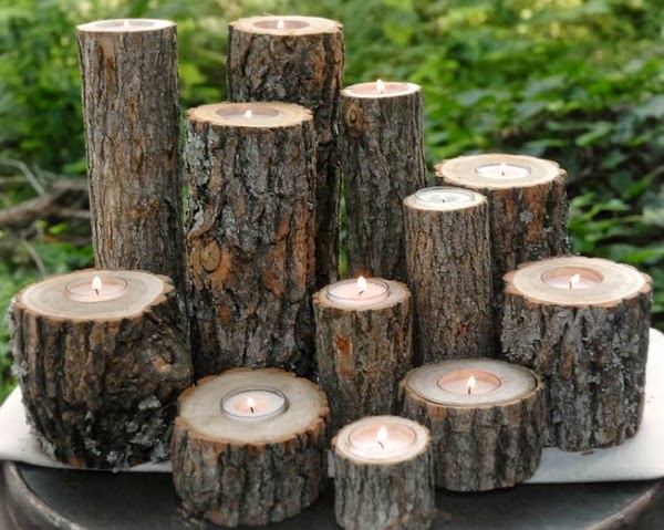 Bougeoirs avec des branches d’arbres