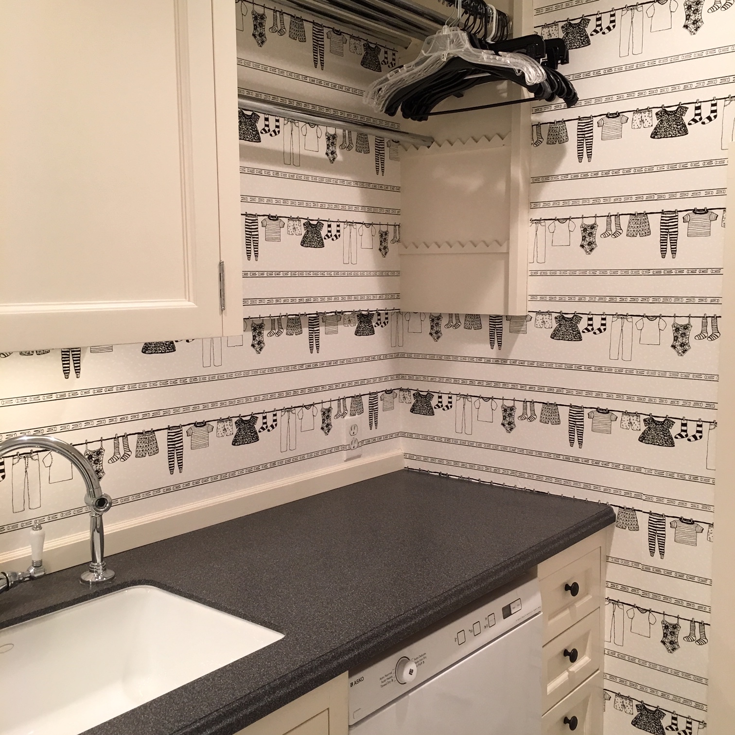 Content in a Cottage: Cute Wallpaper in a Laundry Room