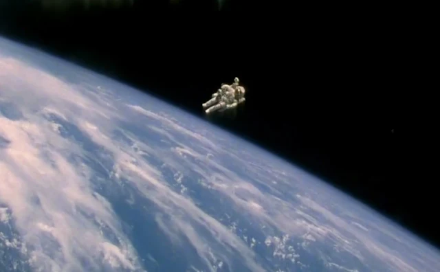 Bruce McCandless in the open space with a Jet pack.