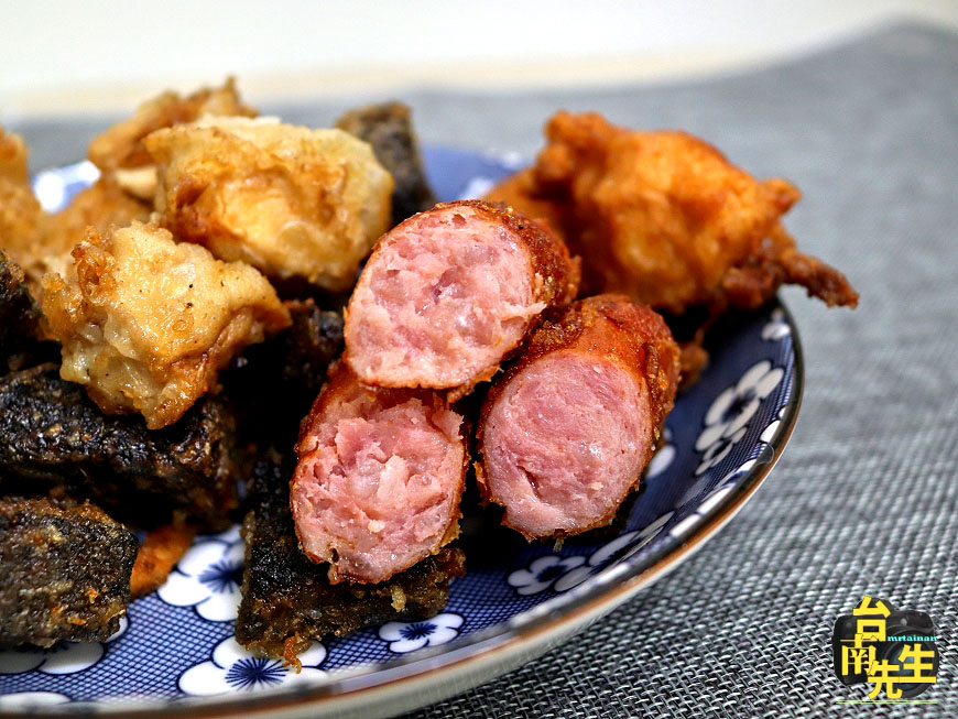 台南炸雞/懶得賺錢只賣週六日/一大早就營業飄香20多年/限量供應一起鍋就秒殺/晚來只能吃屑屑/老闆忙到手都沒停過