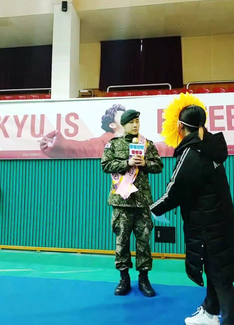 전역식에 누구보다 신나고 진심이였던 소속사ㅋㅋㅋㅋ | 인스티즈