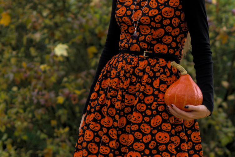 handmade halloween dress, 1950s vintage silhouette, georgiana quaint, diy dress, pumpkin, jack o lantern fabric