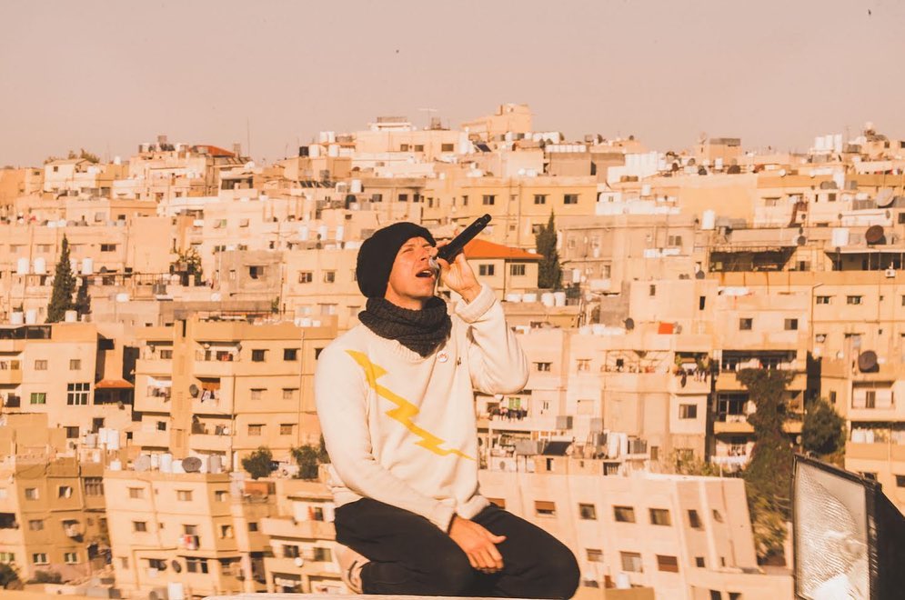 コールドプレイが飛行機問題でツアーを中止したというのは誤報 ― クリスが実際に言ったこと