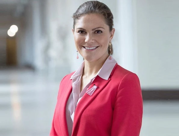 Crown Princess Victoria wore Lexington Company Frida Blazer and Trousers and a pink silk blouse, a pink ruby earrings at Pink Ribbon 2018 meeting