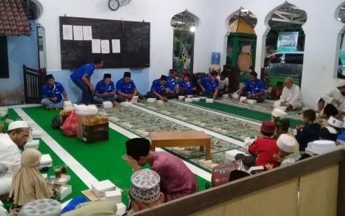 Komunitas BMW Buka bersama di Masjid Husnul Khotimah Bongkot