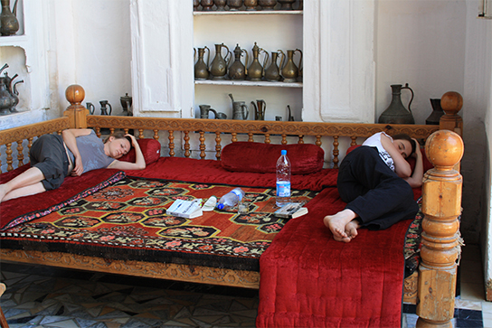 Ouzbékistan, Samarcande, Hôtel Legend, sieste, Tapchane, tapshan, © Louis Gigout, 2010