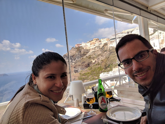 Gil y Cin tomando lunch en Santorini