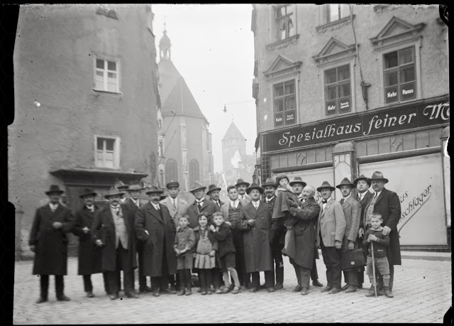 Menschen vor dem Kaufhaus Schocken - Regensburg - um 1923