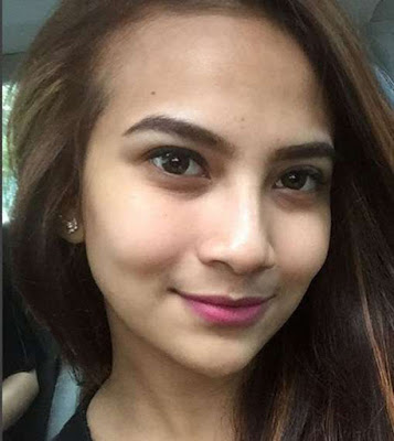 Biografi Vanessa Angel Biografi Vanessa Angel Biodata Nama lahir : Vanessa Angel Lahir : 21 Desember 1991, Jakarta, Indonesia Pekerjaan : Aktris, model, penyanyi Tahun aktif : 2008 - sekarang Hubungan : Didi Mahardika Agama : Islam Akun Twitter : @vanessaangelcin Akun Instagram : @vanessaangel91 Biografi Vanessa Angel (lahir di Jakarta, 21 Desember 1991; umur 23 tahun) adalah aktris, model, dan penyanyi berkebangsaan Indonesia. Dia pertama kali bermain di sinetron utamanya seperti Cinta Intan tahun 2008 saat dia diperankan sebagai Sandra. Beberapa kali tampil sebagai foto model di beberapa majalah remaja, Vanessa akhirnya memutuskan untuk terjun secara total di dunia hiburan Indonesia. Sinetron menjadi batu loncatannya untuk pertama kali pada saat itu. Sinetron perdana Vanessa Angel adalah Cinta Intan yang tayang pada tahun 2008. Di sinetron itu ia memerankan tokoh bernama Sandra. Selesai dengan sinetron perdananya, Vanessa sempat vakum beberapa waktu dalam dunia sinetron yang menuntutnya untuk bekerja sangat keras. Sebagai gantinya, ia menjajal peruntungan di dunia musik. Tahun 2011, bersama dengan pesinetron Nicky Tirta, Vanessa menyanyikan sebuah lagu berjudul Indah Cintaku yang dibawakannya secara duet. Single ini sempat hip di pasaran namun tak lama kemudian popularitasnya sedikit tenggelam. Kemudian tahun 2012, Vanessa kembali lagi mengasah kemampuan aktingnya dengan membintangi lagi sebuah