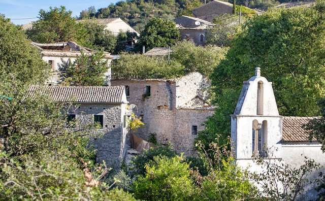 kerkyra-to-chorio-me-tin-apokosmi-atmosfaira-pou-sou-kovei-tin-anasa