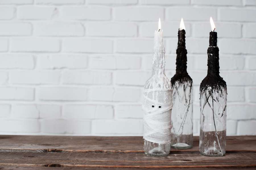 botellas de vidrio recicladas como decoración de halloween