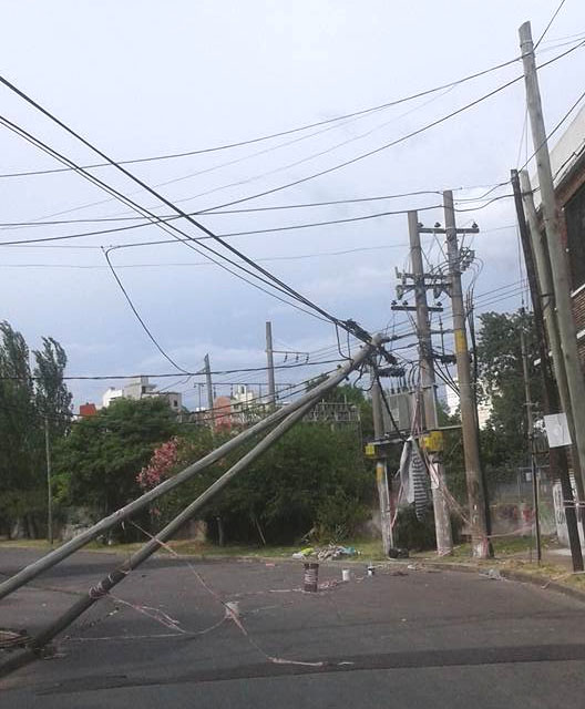 VECINOS POR LA LUZ: Postes de luz caídos