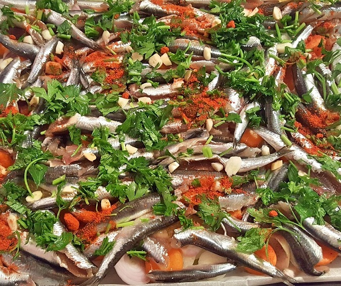 Meyveli Kek Balık Sofraları ve Fırında Hamsi Buğulama Tarifi