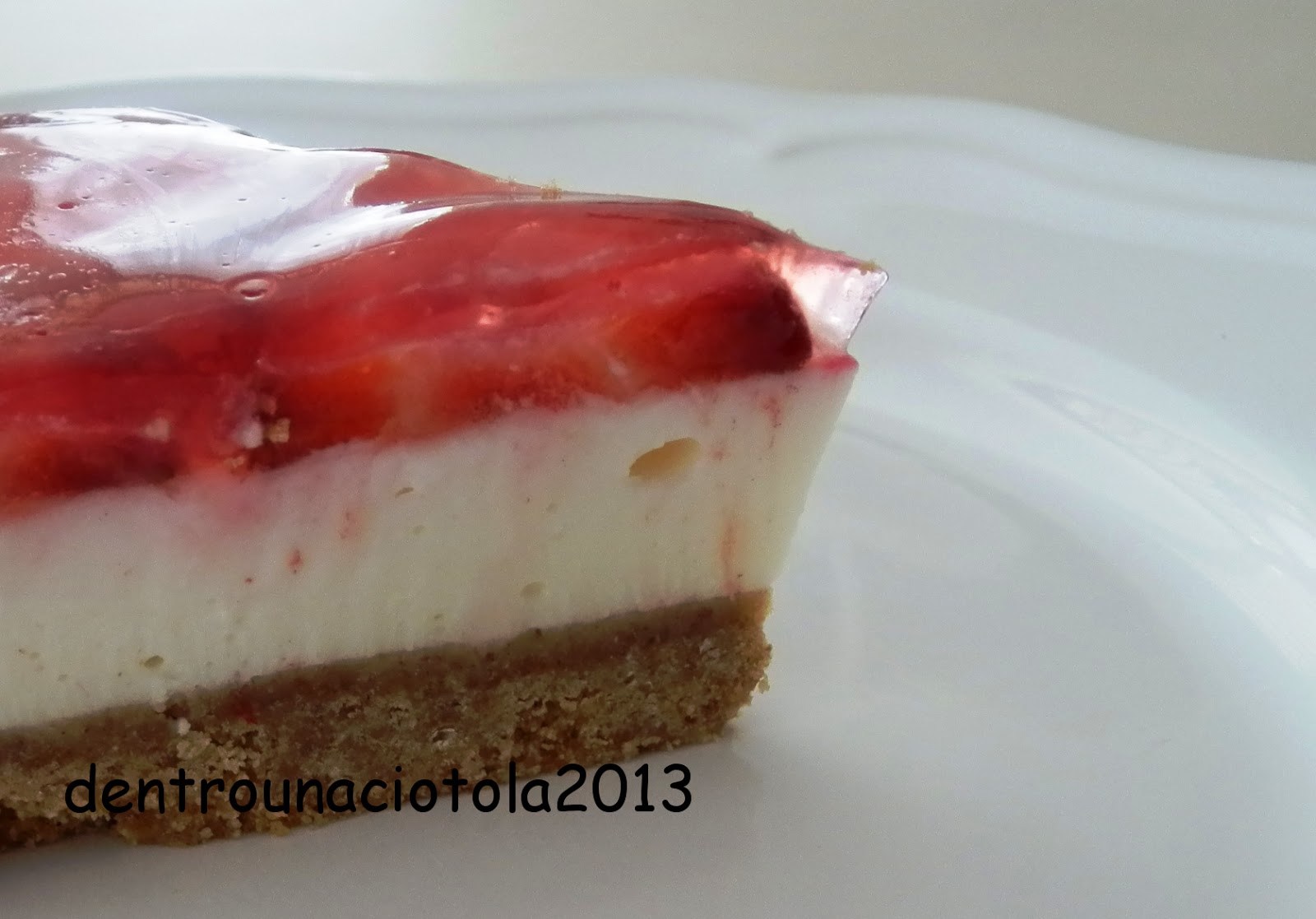 Dentro una ciotola Cheesecake con gelatine di fragole e mascarpone