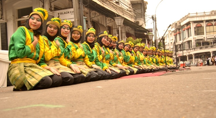 This is the Saman Dance, Dance from Aceh which is Worldwide