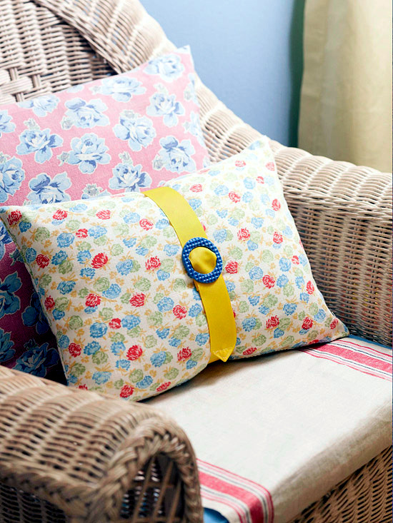 15 Inspirasi sarung bantal  sofa dengan desain kekinian 