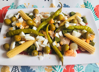 Ensalada De Piquillos, Ventresca Y Encurtidos
