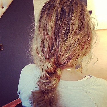 Estilosa cola de doble nudo