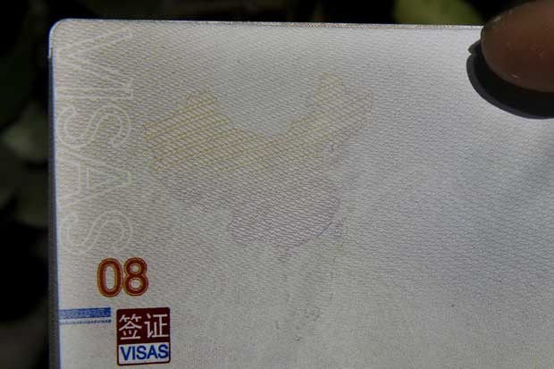 China imprime mapa com território estendido em passaporte.