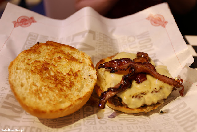 Amerykanska restauracja Fuddruckers Warszawa - burger