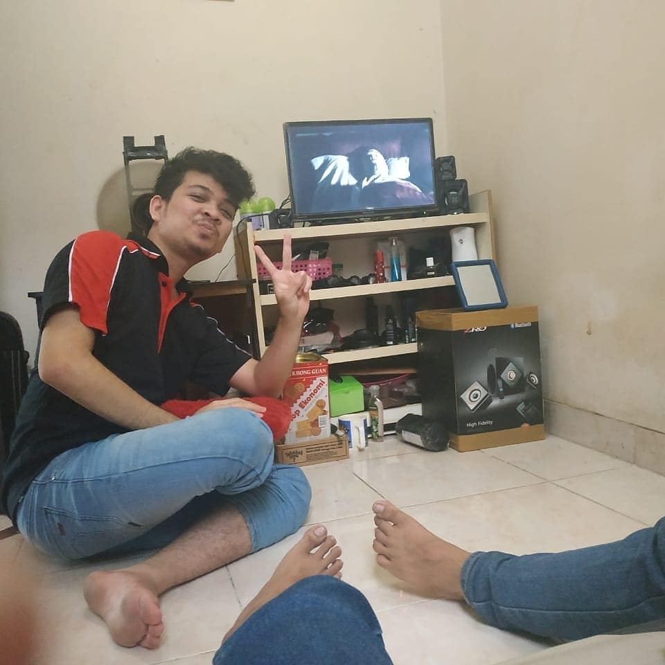 Lagi Nonton Bareng di Mes Tempat Tinggal Karyawan Perusahaan Lagi Nonton Bareng di Mes Tempat Tinggal Karyawan Perusahaan