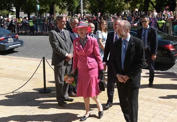 Buenos Aires, Tres Arroyos, Necochea and Tandil. Queen wore Pink blazer and skirt