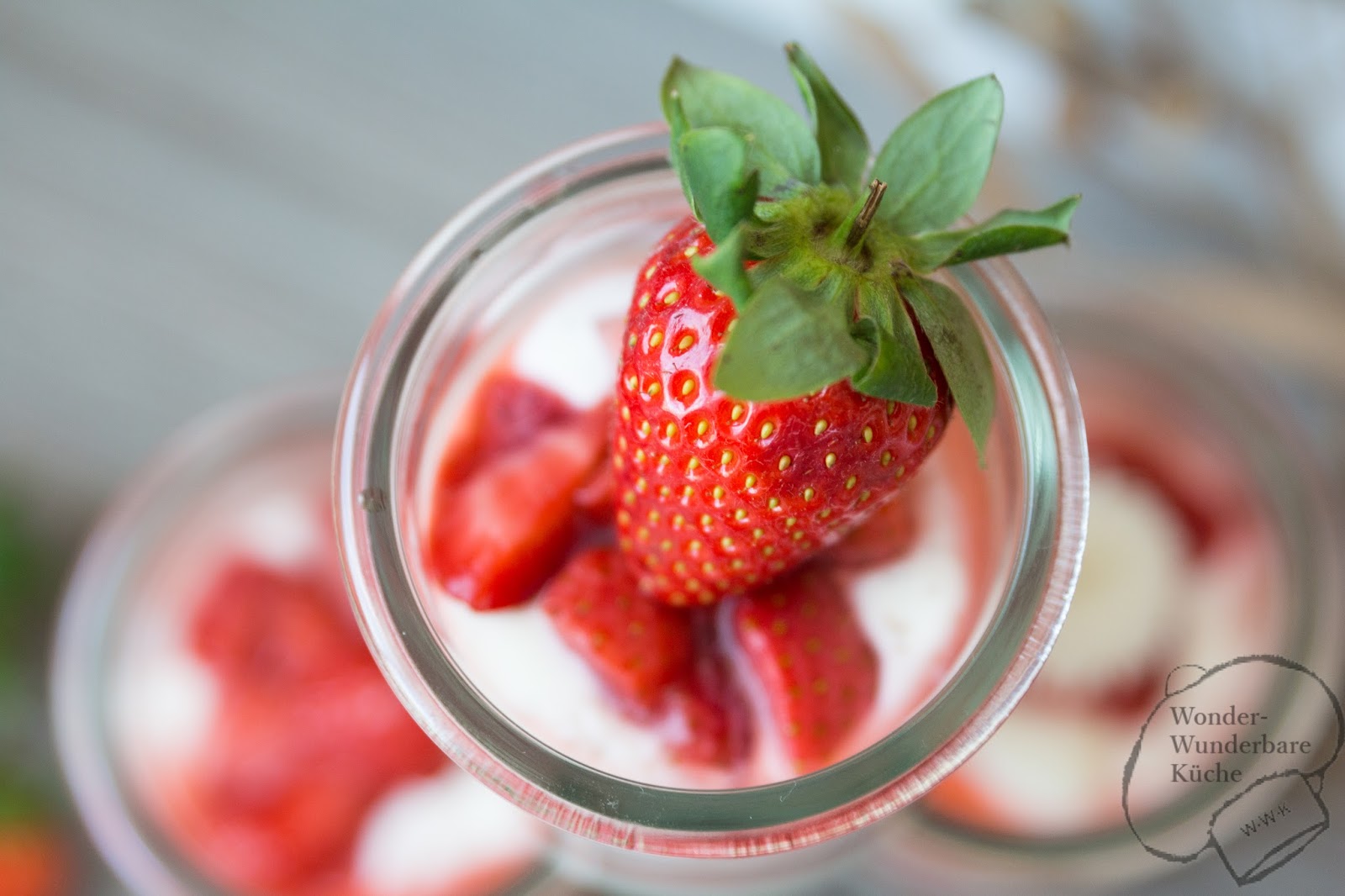 Wonder Wunderbare Küche: Bayrische Creme im Glas mit fruchtiger Erdbeersoße