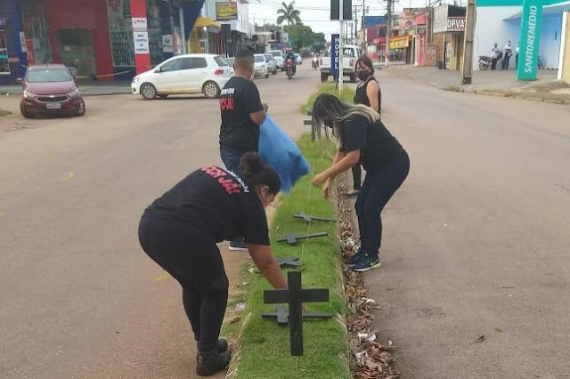 CRUZES NEGRAS – Reivindicando EPI´s e pagamento de insalubridade servidores do Hospital João Paulo II realizam protesto