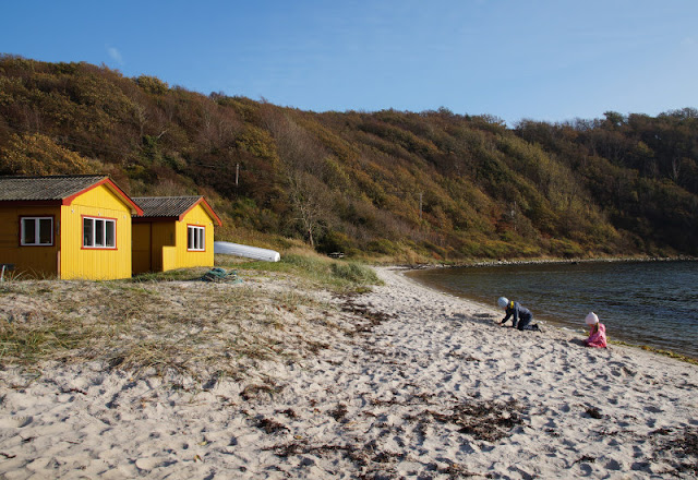 Faszinierende Felsen, wunderschöne Häfen und eine knallgelbe Kirche: Eine spannende Tour durch den Norden von Bornholm. Der Hammerhavn hat uns als Familie besonders gut gefallen, er war unsere letzte Station auf unserem Tagesausflug im Norden.