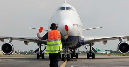 Besaran Gaji Apron Movement Control Tukang Parkir Pesawat Bandara