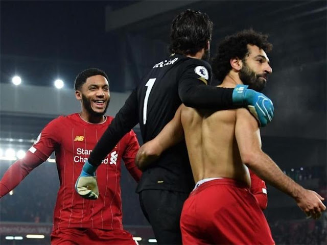 محمد صلاح يداعب زميله ارنولد ويسأله لماذا لا تصنع لي الاهداف محمد صلاح يشيد بمستوى ارنولد ويداعبه