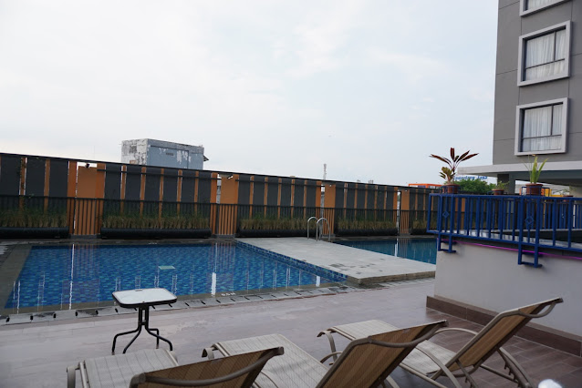 kolam renang harper hotel