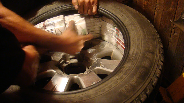 FOTO Ţigări ascunse în pneurile şi roata de rezervă ale unui autoturism, descoperite la PTF Siret