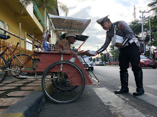 Pagi-Pagi!! Polantas Bone Sedekah Mengais Berkah 