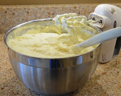 Perfect Make-Ahead Mashed Potatoes (Party Potatoes) ♥ KitchenParade.com, rich, fluffy mashed potatoes, perfect for parties and family gatherings.